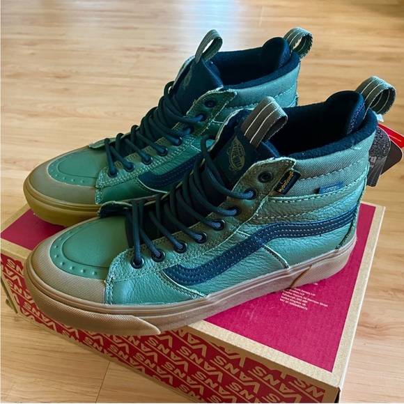 Vans Sk8-Hi Waterproof Insulated Shoe
Women 9.0 US Mens 7.5US - Picture 9 of 12